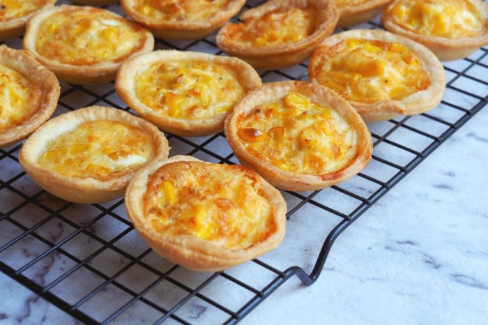 easy to eat on the run mini quiche are great picnic food ideas