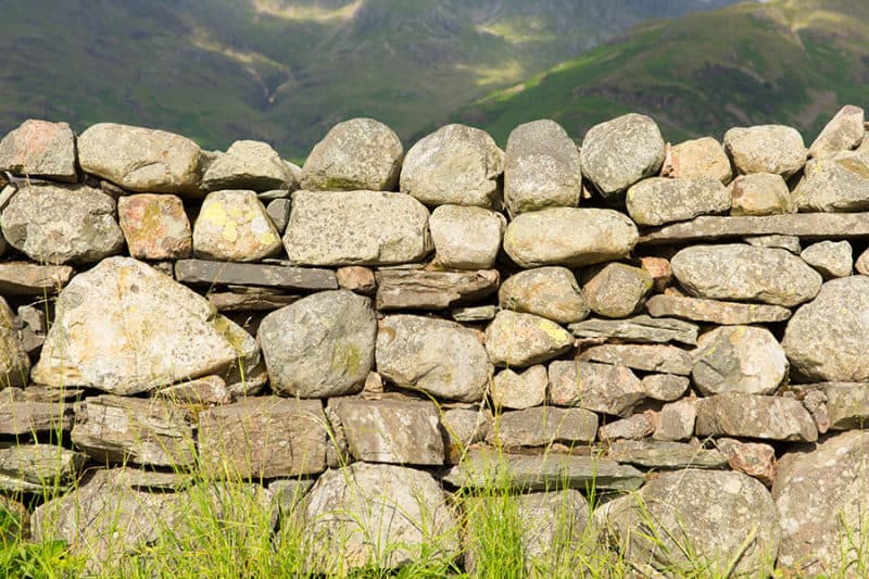 How To Build A Dry Freestanding Stone Wall The Right Way - How To Build A Flagstone Wall Without Mortar