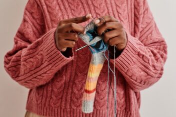 The Differences Between Crocheting and Knitting and Which is Right For You